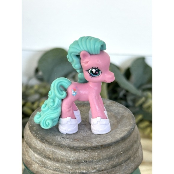 2006 Bunches-O-Fun My Little Pony Ponyville Hasbro 2" Shoes + 2 Shoebox Pink - Picture 1 of 9